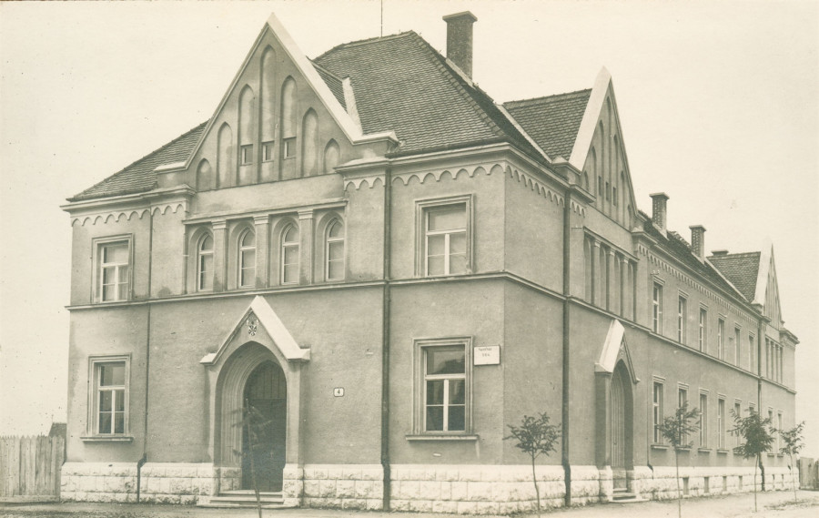 Dominikanski samostan na Trgu Augustina Kažotića u Željezničkoj koloniji nedugo nakon izgradnje (Foto Vladimir Horvat)